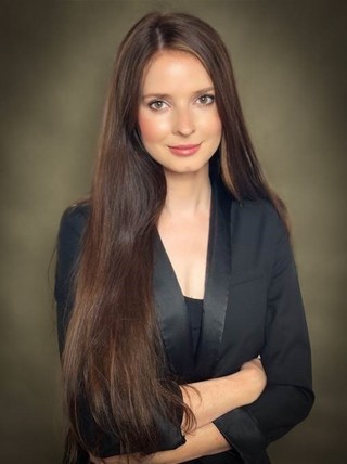 Ewelina Jasion, radca prawny, prawniczka specjalizująca się w obsłudze prawnej przedsiębiorców. Autorka wielu artykułów z zakresu prowadzenia działalności gospodarczej w Polsce i ochrony sygnalistów.