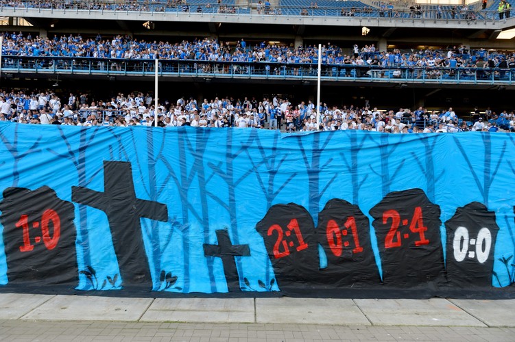 Sektor kibiców Lecha Poznań podczas meczu grupy mistrzowskiej ostatniej kolejki sezonu Ekstraklasy z Legią Warszawa