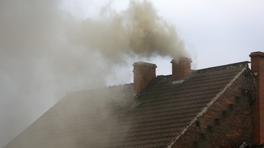 mróz i trujący smog w polsce. normy przekroczone nawet o kilkaset procent. lepiej nie wychodzić z domu alert rcb zagrożenie zdrowia