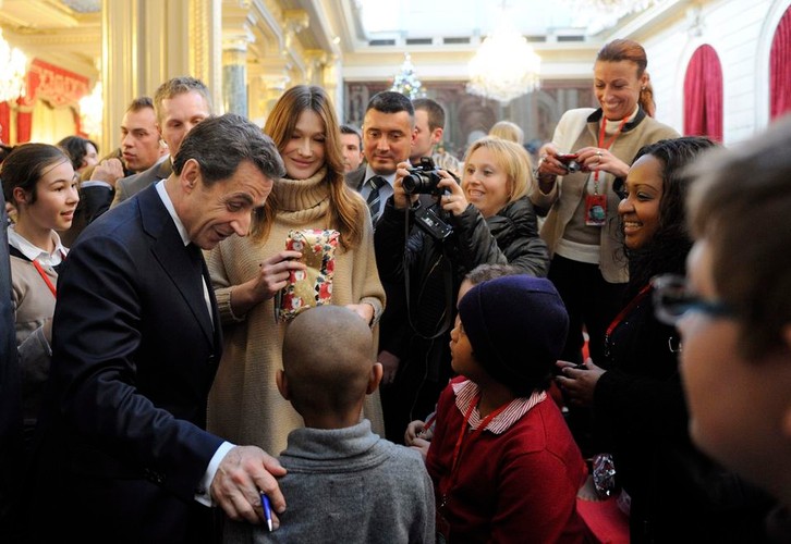 Szczęśliwi rodzice: Carla Bruni-Sarkozy i Nicolas Sarkozy – pierwsze wspólne zdjęcia po porodzie