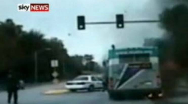 Lángoló busszal menekült a rendőrök elől