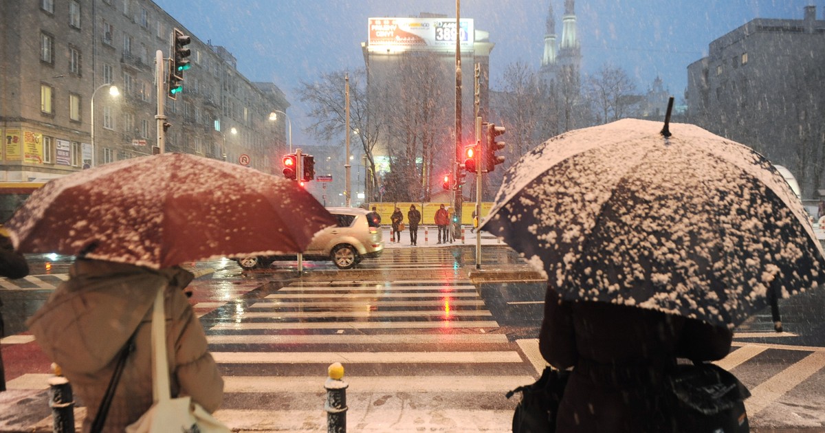 W nocy czeka nas atak zimy. IMGW ostrzega: intensywne opady śniegu, silny wiatr i oblodzenia