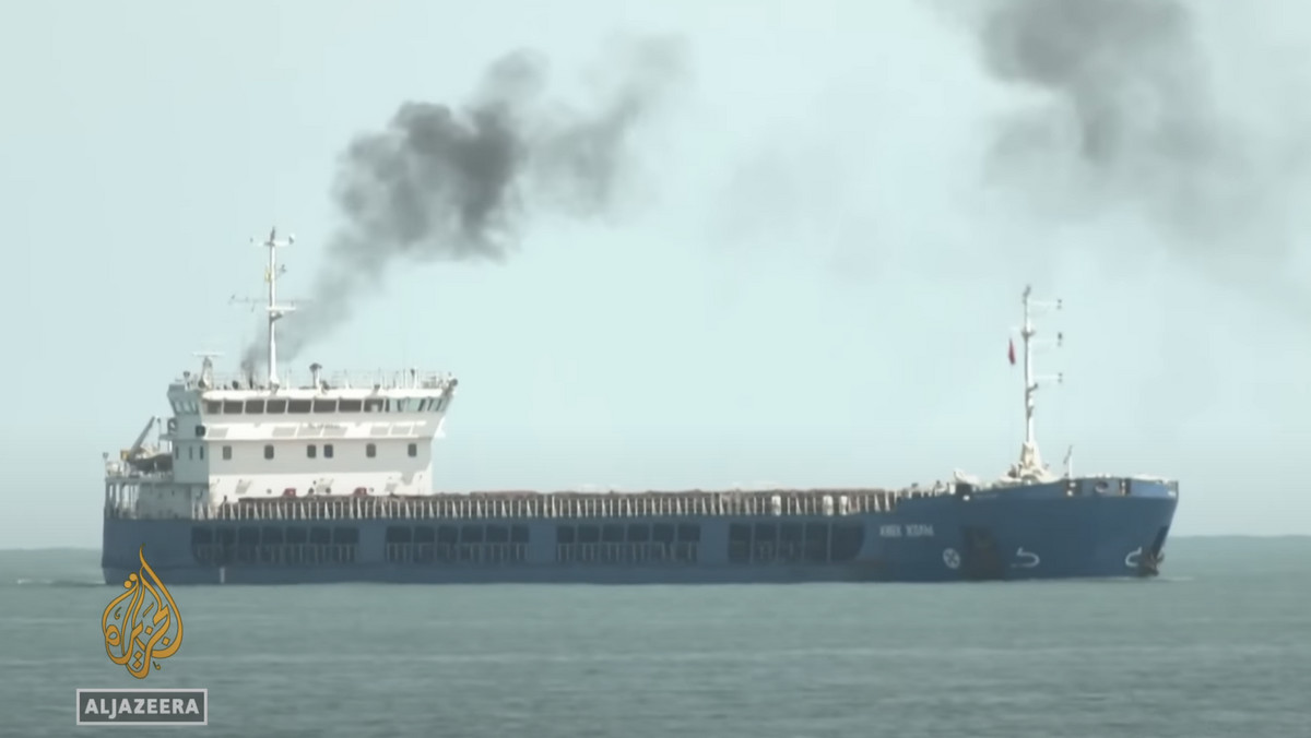 Tureckie służby celne zatrzymały pływający pod kazachską banderą, ale dzierżawiony przez firmę przyjaciół Putina statek towarowy Żibek Żoly z ładunkiem zboża. Jak podaje Reuters, Kijów twierdzi, że zboże zostało skradzione z Ukrainy. Władze tego kraju zwróciły się do Ankary z prośbą o zatrzymanie statku i aresztowanie załogi.