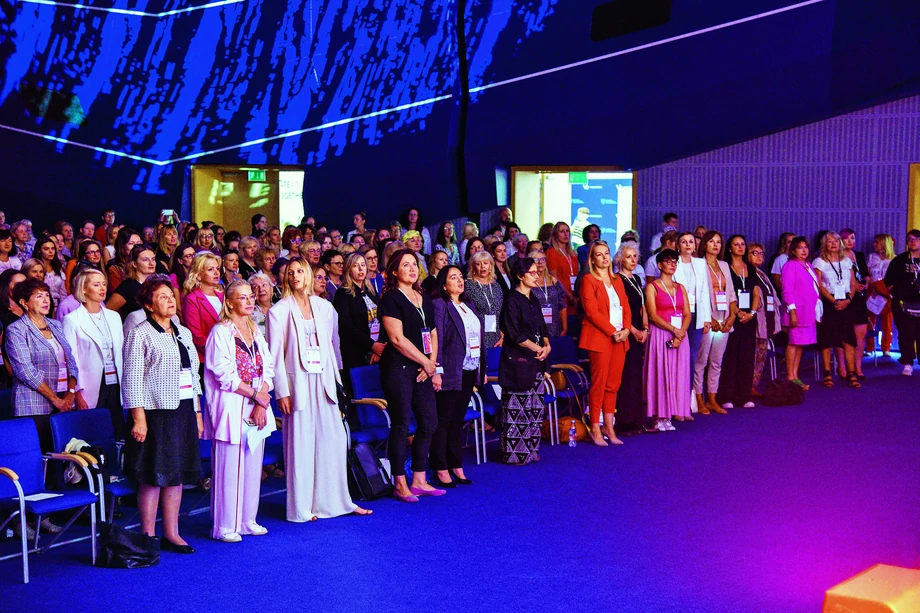 XV Kongres Kobiet obejmował 77 paneli w 17 centrach tematycznych.  Wzięło w nim udział ponad 400 panelistek.
