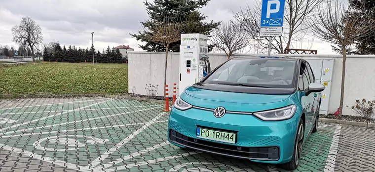 Chętniej kupujemy elektryki niż hybrydy. Przynajmniej w jednej firmie