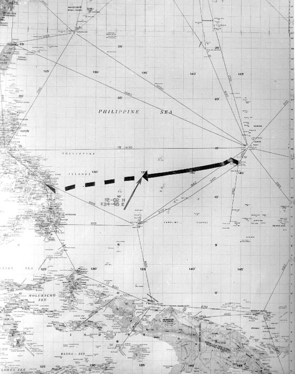 Trasa, jaką miał pokonać USS Indianapolis oraz miejsce jego zatopienia.