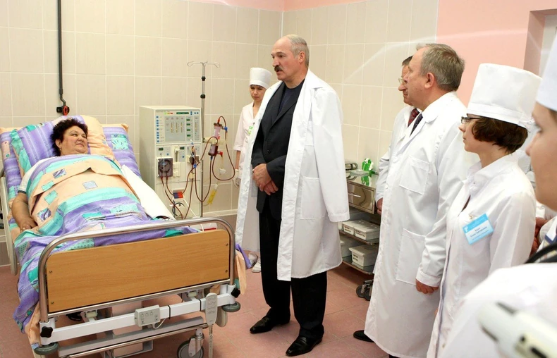 Predsednik Belorusije Aleksandar Lukašenko u poseti bolnici u Luninetsu 2011.