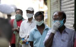 Policjant zmienił swój hełm w... koronawirusa. Chce, żeby ludzie zostali w domach