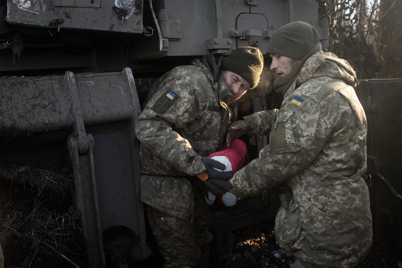 Członkowie ukraińskiej armii wystrzeliwują pociski artyleryjskie na froncie w pobliżu Wuhłedaru, 19 grudnia 2022 r.