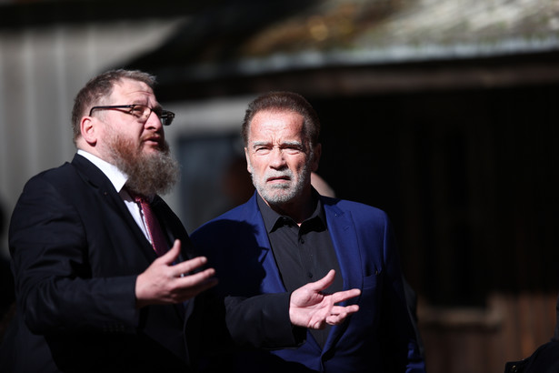 Amerykański aktor Arnold Schwarzenegger (P) oraz dyrektor Państwowego Muzeum Auschwitz-Birkenau Piotr Cywiński (L) podczas wizyty na terenie byłego nazistowskiego obozu koncentracyjnego Auschwitz w Oświęcimiu