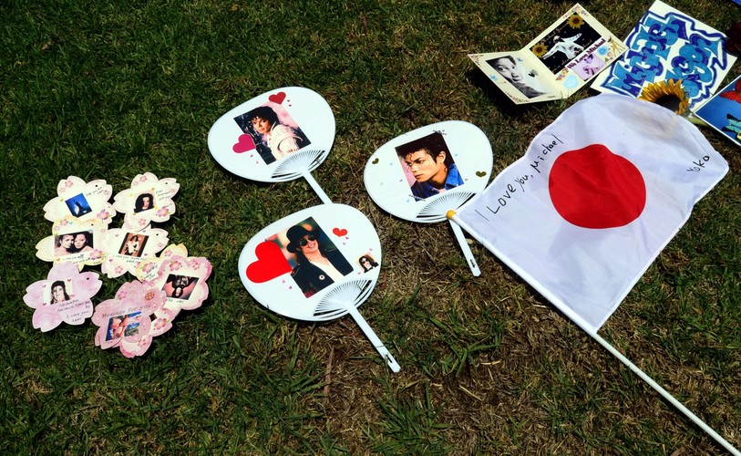 Fani składali kwiaty, maskotki i kartki ze wspomnieniami