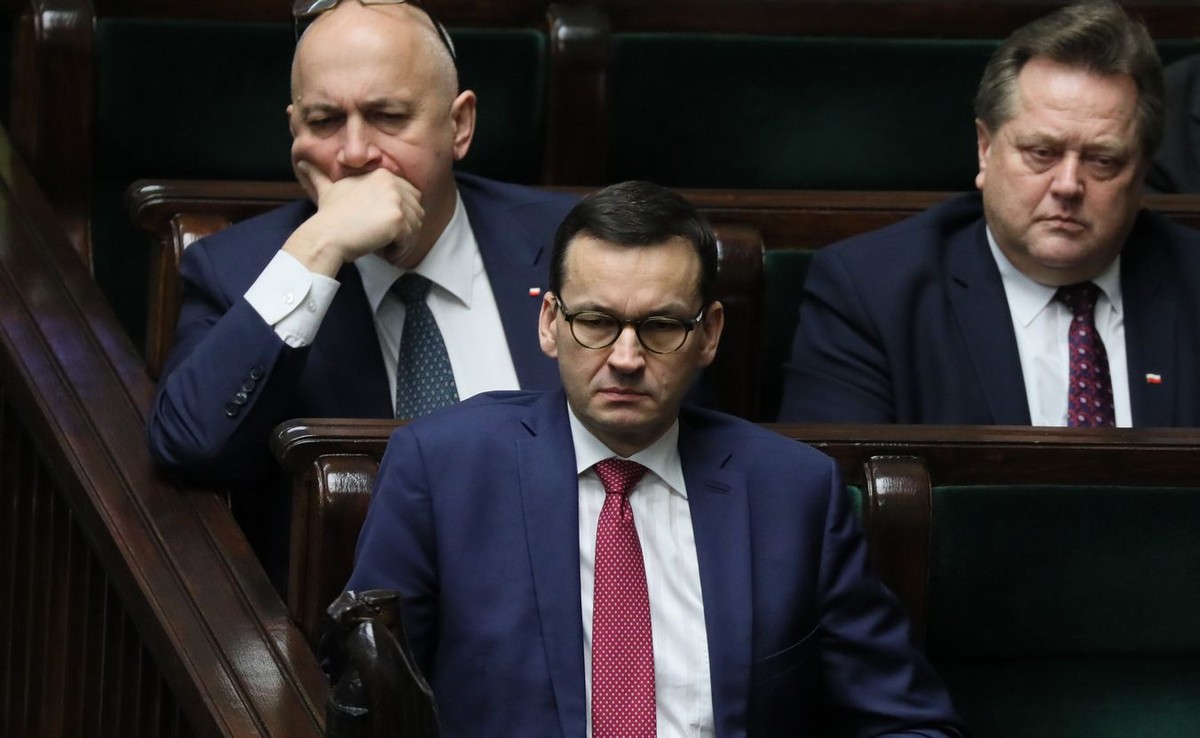 Mateusz Morawiecki zaczynał od przestrzegania przed prostym rozdawnictwem. Był solidarystą, ale z pomysłem na bardziej różnorodne priorytety. Dziś został sprowadzony do roli mechanicznego, choć zaufanego wykonawcy. I to jest ważniejsze niż pytania, czy grożono mu dymisją, czy przeciwnie, może mieć uzasadnioną nadzieję na fotel pisowskiego delfina