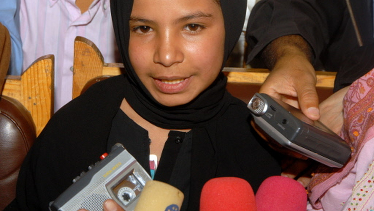 Jemenka Nujood Ali twierdzi, że jej ojciec zawłaszczył i roztrwonił honorarium, jakie otrzymała za książkę o swoim życiu - bestseller na Zachodzie. Ojciec wydał pieniądze na dwie nowe żony, a teraz sprzedał swoją drugą córkę, młodszą siostrę Nujood, dużo starszemu od niej mężczyźnie.
