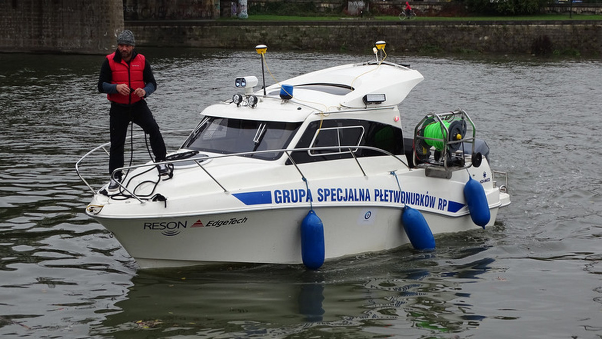 Grupa specjalna płetwonurków RP przeszukuje okolice stopnia wodnego Dąbie i mostu Kotlarskiego. Szukają oni zaginionego Piotra Kijanki. Poszukiwania są prowadzone z inicjatywy rodziny. Służby nie biorą w nich udziału.