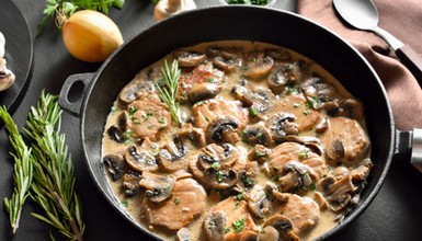 Bitki schabowe w sosie własnym. Przepis na miękkie i pełne smaku mięso