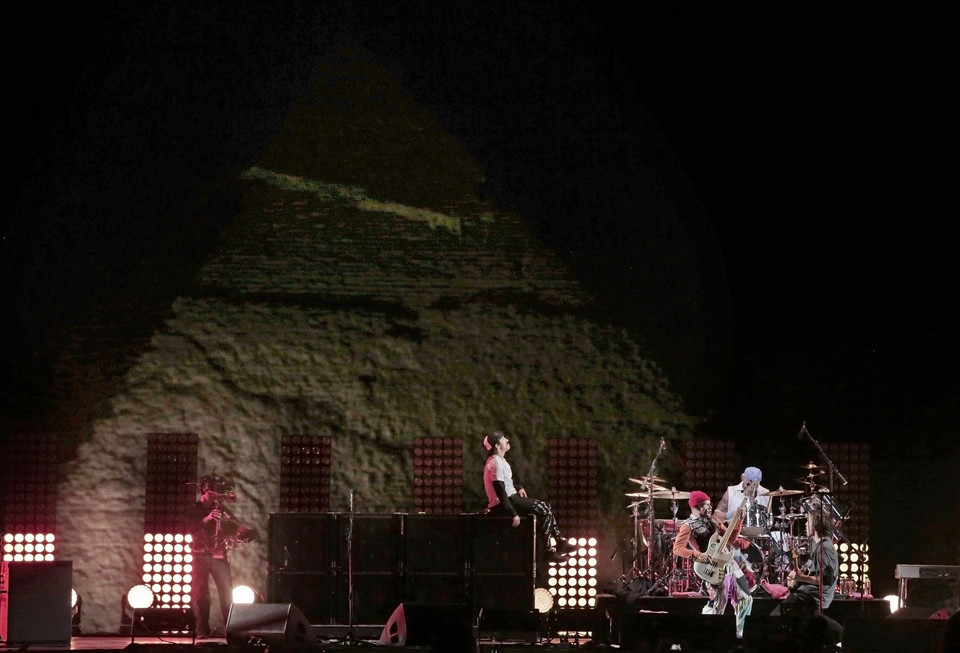 Historyczny koncert Red Hot Chili Peppers. Zagrali pod piramidami w Egipcie