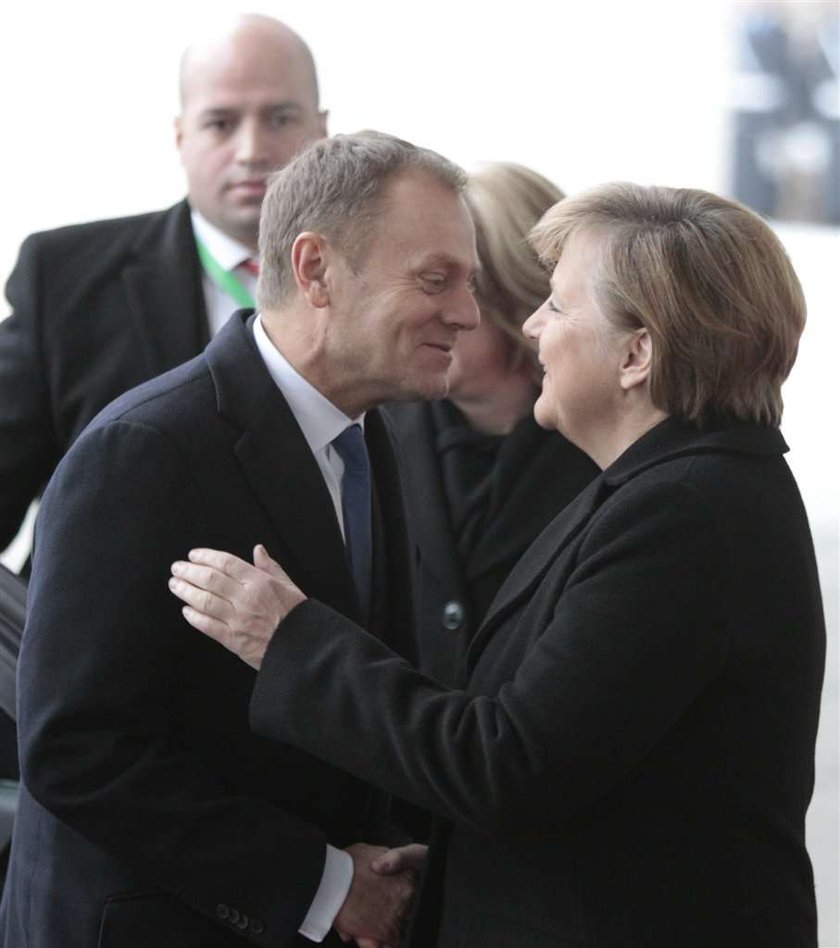 Cmok, cmok! Tak Tusk witał się z Merkel