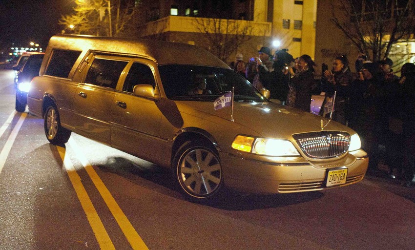 Pogrebni automobil u boji starog zlata prevezao je telo pevačice