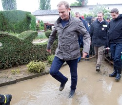 Tusk w Głuchołazach. Premier ogląda zalane miasto