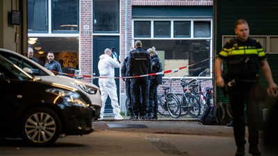 Policja w pobliżu Lange Leidsedwarsstraat w Amsterdamie, gdzie 6 lipca 2021 r. został postrzelony reporter kryminalny Peter R. de Vries (zmarł w szpitalu kilka dni później).