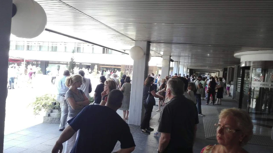 Stotinak zaposlenih ispred zgrade