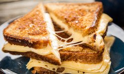 Dlaczego nie możemy przestać jeść tostów z serem? Ekspert mówi o &quot;mlecznym cracku&quot;