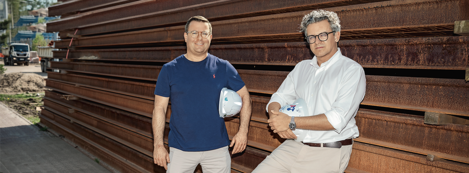 Michał Mazur (z lewej) i Adam Wiśniewski zbudowali jeden z najgorętszych polskich start-upów. Ich oprogramowanie może zmienić sposób monitorowania placu budowy przy największych projektach infrastrukturalnych.