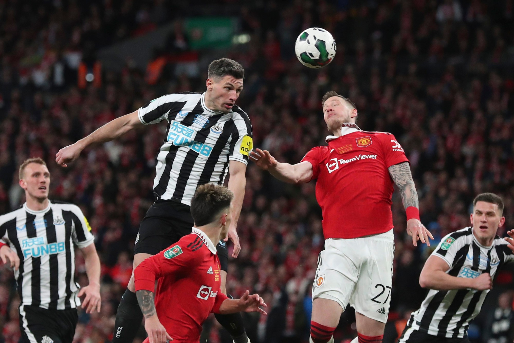 Finále anglického Ligového pohára: Manchester United - Newcastle United.