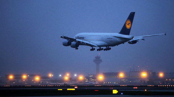 Az Airbus A380-as végül szerencsésen leszállt /Fotó: AFP