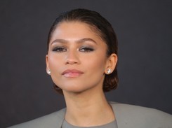 Nic nowego, wręcz staroć, a efekt genialny! Zendaya w szalenie dobrej stylizacji promowała 'Euforię'. FOTO