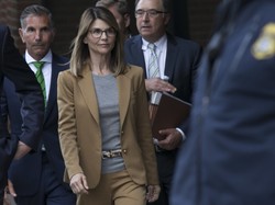 Życie jej się sypie, ale uroda ani trochę! 54-letnia ciocia Becky z "Pełnej chaty" w świetnej formie przed sądem. FOTO