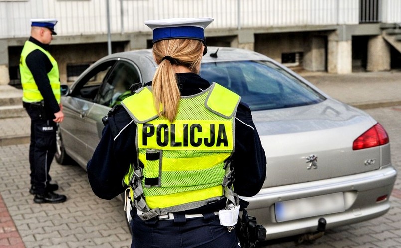 Policja kontroluje kierowcę