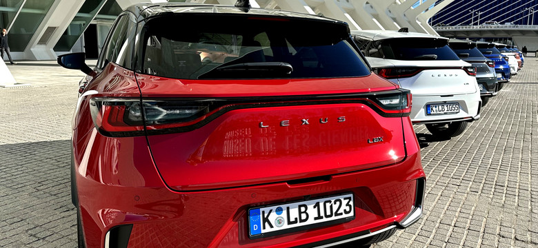 Lexus świętuje sukces. Reszta przespała szansę, hybrydy rządzą