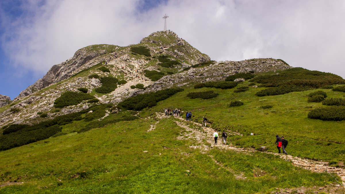 Szlak prowadzący na Giewont, a dokładniej fragment od Kondrackiej Przełęczy do Wyżniej Kondrackiej Przełęczy został zniszczony przez wandali. Niemal co drugi głaz jest pokryty napisami wykonanymi czarnym markerem.