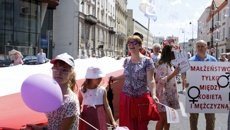 Ulicami Kielc przeszedł dziś 7. Marsz dla Życia i Rodziny. W akcji zorganizowanej przez ruchy i stowarzyszenia katolickie pod hasłem "Polska rodziną silna" wzięło udział ponad 500 osób.