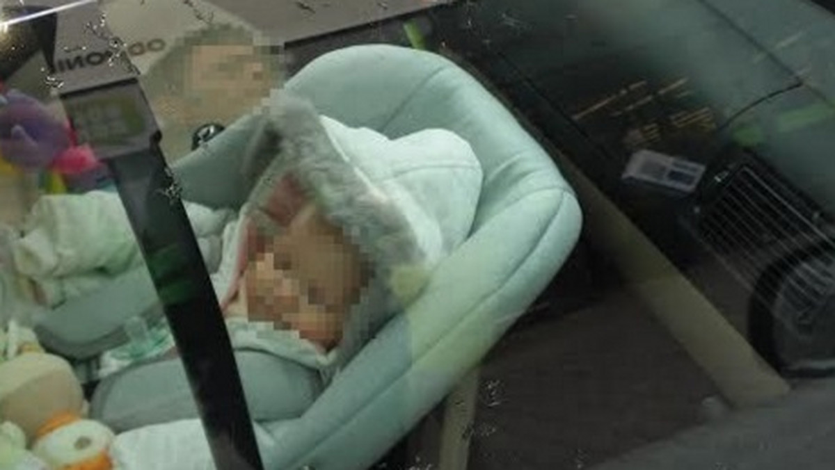 Klientka supermarketu Leroy Merlin w Świdnicy zauważyła śpiące dziecko w jednym z samochodów na parkingu. Kobieta natychmiast zaalarmowała obsługę sklepu, która wezwała matkę dziecka.