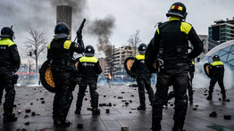 Hollandiában 130 embert tartóztattak le a kijárási tilalom elleni tüntetések miatt