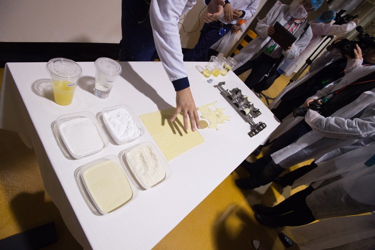 Poprzednia próba zawojowania polskiego rynku przez Kellogg's zakończyła się fiaskiem. W ocenie ekspertów porażka Kellogg's wynikała z wysokiej ceny oferowanych produktów. Ponadto rynek płatków śniadaniowych był jeszcze niedostatecznie rozwinięty.<br>

Na zdjęciu: Pokaz procesu powstawania chipsów podczas otwarcia fabryki koncernu Kellog <br><br> fot. (zuz) PAP/Grzegorz Michałowski