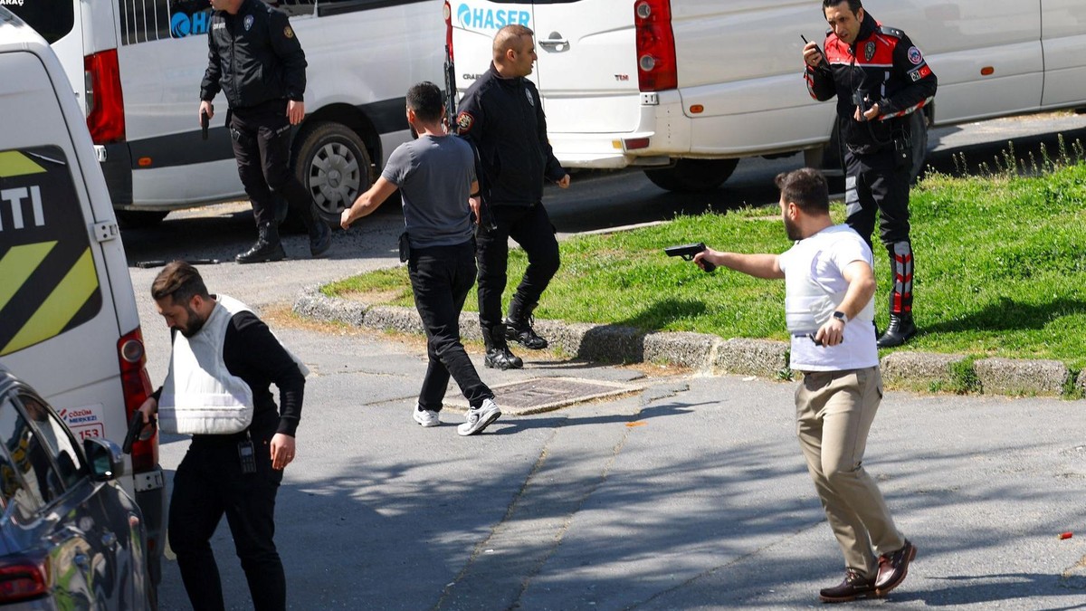 Ulična bitka ispred konzulata Izraela u Istanbulu: Ubijen jedan napadač, dvojica ranjena