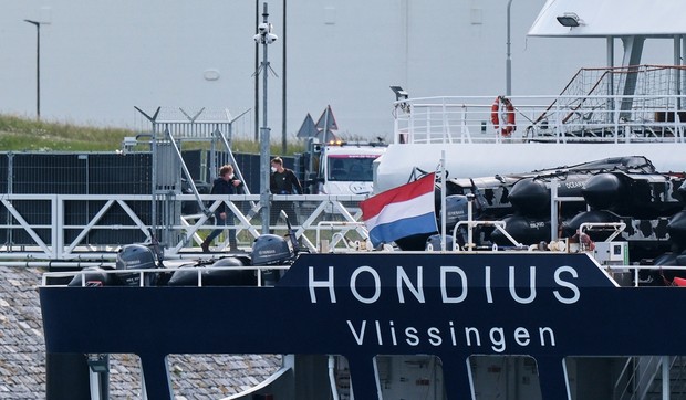 "MV Hondijus", luksuzni kruzer u centru epidemije hantavirusa, stigao je u holandsku luku Roterdam