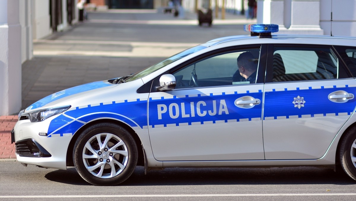 Śląskie. Pijany kierowca rozbił sześć aut na osiedlowym parkingu