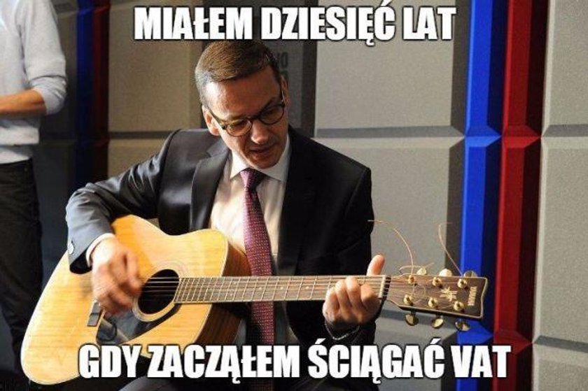 Pokazali Morawieckiego z gitarą. I zaczęło się, internet oszalał