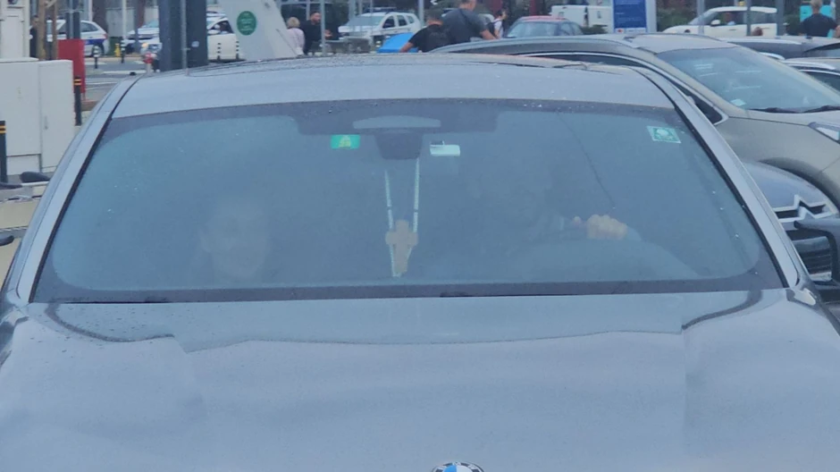 Tea sa mužem na aerodromu