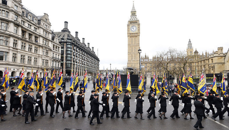 Chorąży Royal British Legion spaceruje po Parliament Square przed ceremonią koronacji króla Karola III w Opactwie Westminsterskim w Londynie.