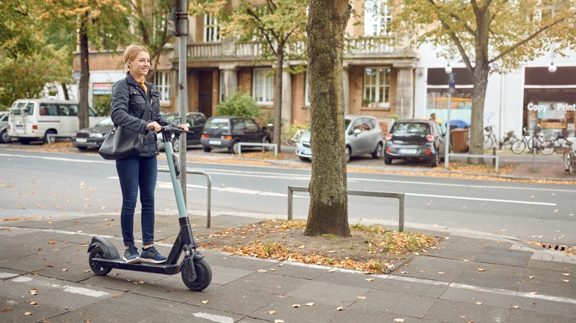 Kobieta na hulajnodze elektrycznej