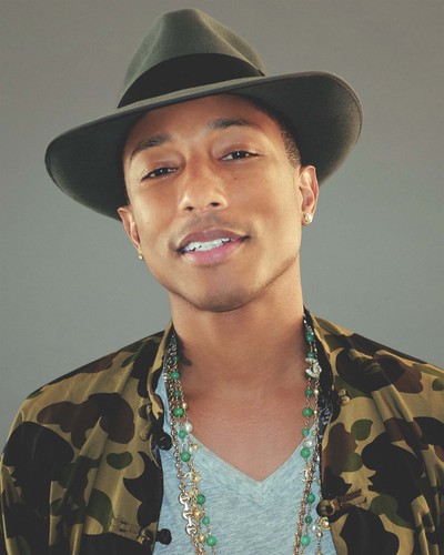 Pharrell Williams w swoim kolejnym słynnym kapeluszu i na zdjęciu promującym nowy album