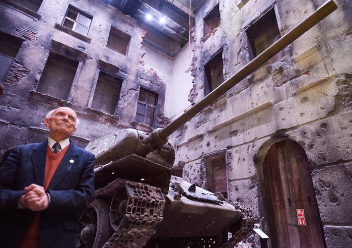 Siedzibę MIIWŚ zaprojektowało gdyńskie Studio Architektoniczne „Kwadrat”. Część naziemna budynku ma kształt pochyłej wieży wysokiej na ponad 40 m. Jedna z jej ścian została na całej wysokości przeszklona, a pozostałe wyłożono charakterystyczną, czerwona okładziną. W wieży znajdują się m.in. biblioteka, sale edukacyjne i konferencyjne oraz kawiarnia i restauracja z widokiem na Gdańsk. Na muzeum złoży się też sala wystaw czasowych o powierzchni jednego tysiąca m kw. oraz część hotelowa z pięcioma pokojami i trzema apartamentami. <br><br>
Ekspozycję główną MIIWŚ zaprojektowała belgijska pracownia Tempora, jej część multimedialną przygotowała krakowska firma Nolabel, a głównym wykonawcą była firma Qumak S.A.