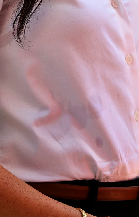 Meghan Markle w koszuli poplamionej mlekiem