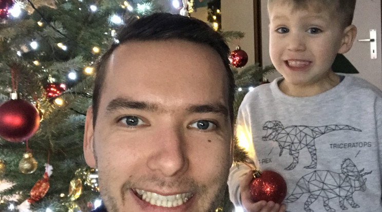 Kádár István és kisfia ennyire örült a karácsonyfának