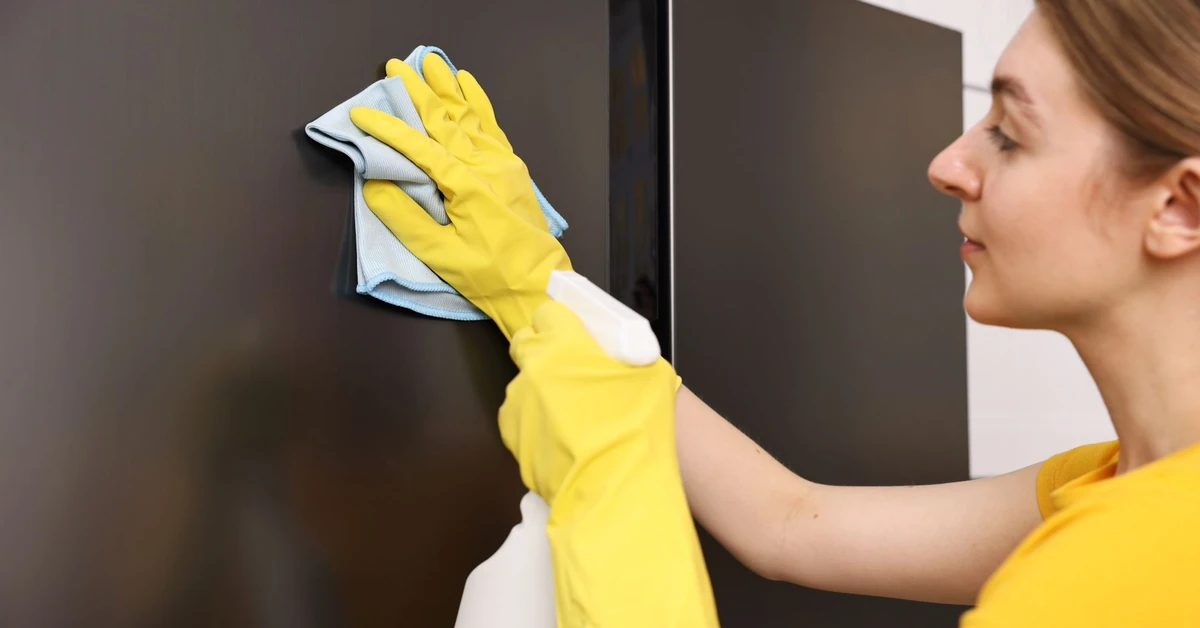 Wlewam 2 łyżki do wody i czyszczę fronty mebli. Taki roztwór usuwa kurz i nabłyszcza, a w domu pachnie jak po generalnych porządkach